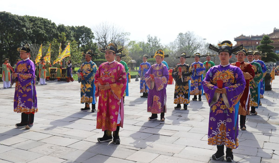 Trung tâm Bảo tồn di tích Cố đô Huế tổ chức tái hiện sân khấu hóa lễ Nguyên đán trong Hoàng cung dưới triều Nguyễn. Ảnh: INT. Trung tâm Bảo tồn di tích Cố đô Huế tổ chức tái hiện sân khấu hóa lễ Nguyên đán trong Hoàng cung dưới triều Nguyễn. Ảnh: INT.