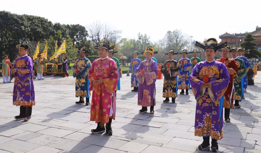 Trung tâm Bảo tồn di tích Cố đô Huế tổ chức tái hiện sân khấu hóa lễ Nguyên đán trong Hoàng cung dưới triều Nguyễn. Ảnh: INT.