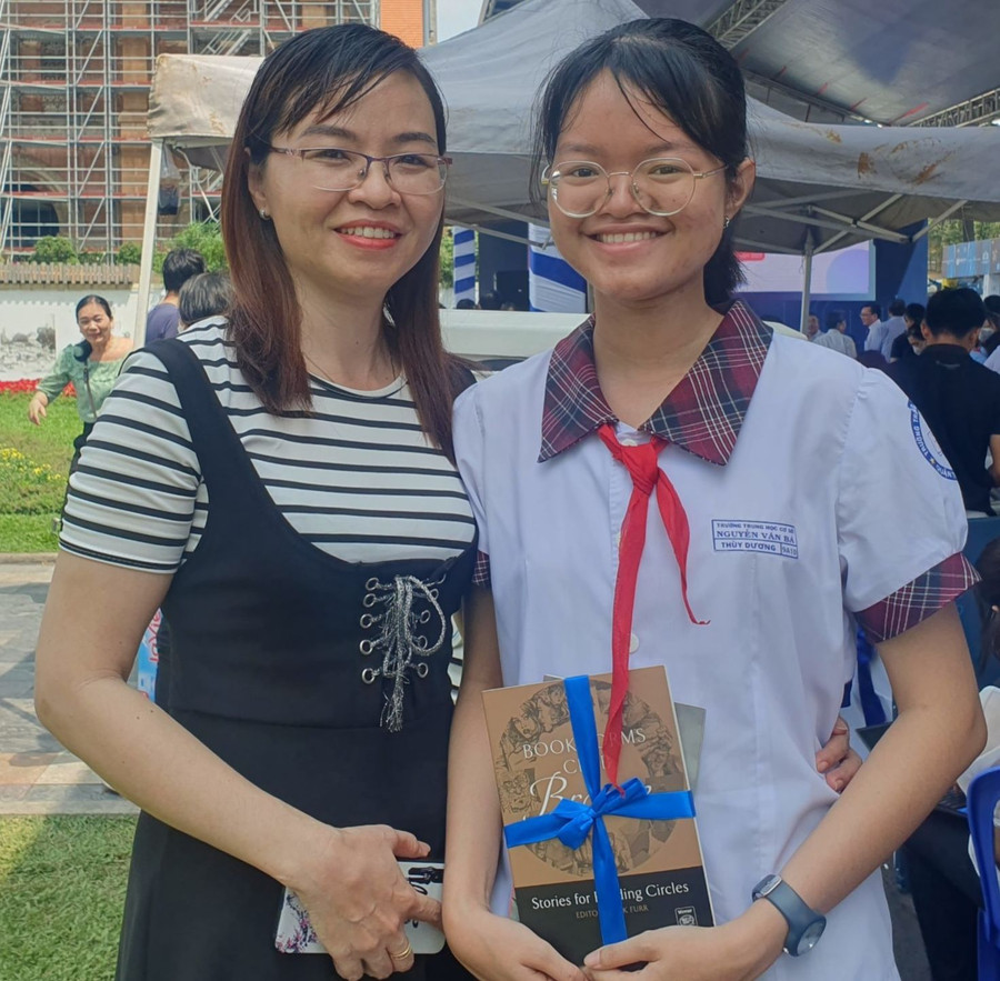 Thùy Dương cùng mẹ trong dịp đến nhận giải thưởng “Văn hay chữ tốt” do Sở GD&amp;ĐT TPHCM tổ chức.