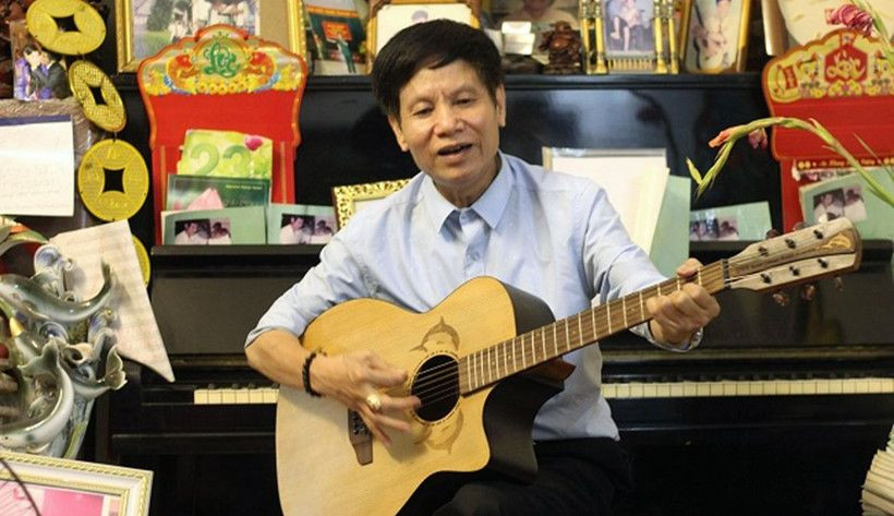 Nhạc sĩ Nguyễn Đăng Nước đàn và hát ca khúc “Chúng con bên giấc ngủ của Người”. Ảnh: Ngô Khiêm