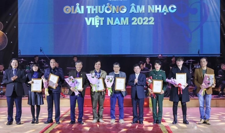 Nhạc sĩ Tạ Duy Tuấn (thứ 2 từ phải sang) nhận giải A Giải thưởng Hội Nhạc sĩ Việt Nam năm 2022 với ca khúc “Chúng em yêu Bác Hồ Chí Minh”. Ảnh: NVCC