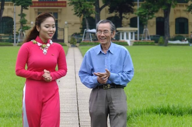 Nhạc sĩ Dân Huyền trong một chương trình truyền hình ghi hình giới thiệu ca khúc “Bên lăng Bác Hồ” tại Quảng trường Ba Đình. Ảnh: NVCC