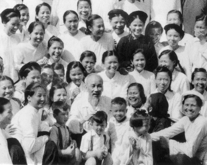 Bác Hồ chủ động ngồi xuống sân để chụp hình kỷ niệm cùng các đại biểu dự Hội nghị Phụ nữ toàn miền Bắc tham gia công tác chính quyền (1960). Ảnh: Trịnh Hải