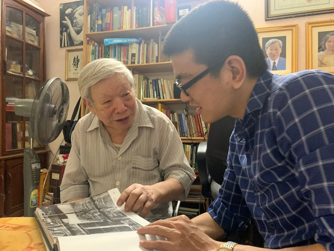 NSNA Trịnh Hải trao đổi với tác giả. Ảnh: Đỗ Anh