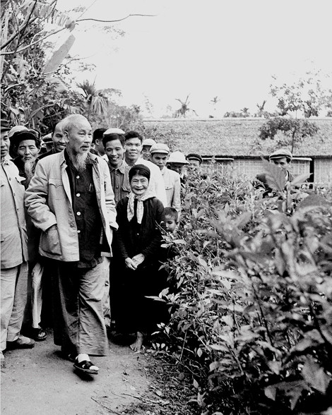 Bức ảnh “Bác Hồ về thăm quê” nổi tiếng của NSNA Trịnh Hải.