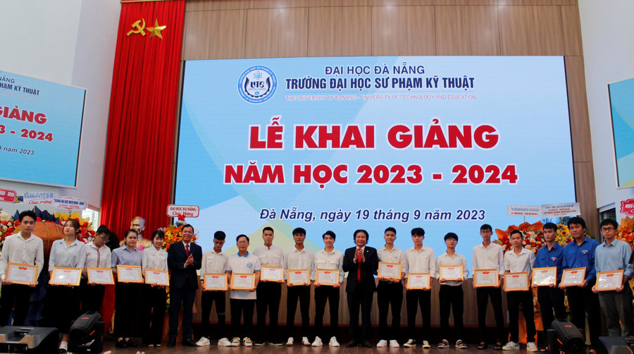 Hiệu trưởng Trường ĐH Sư phạm Kỹ thuật, ĐH Đà Nẵng khen thưởng sinh viên trong Lễ khai giảng năm học 2023 - 2024. Hiệu trưởng Trường ĐH Sư phạm Kỹ thuật, ĐH Đà Nẵng khen thưởng sinh viên trong Lễ khai giảng năm học 2023 - 2024.