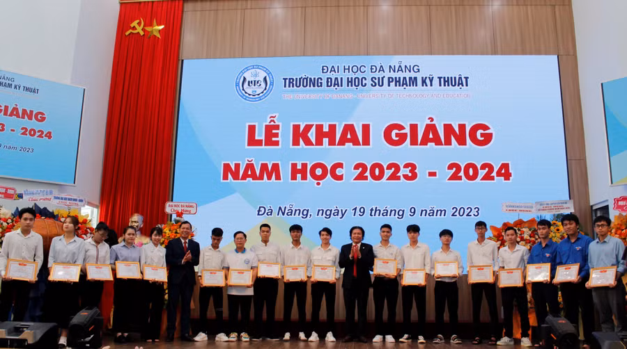 Hiệu trưởng Trường ĐH Sư phạm Kỹ thuật, ĐH Đà Nẵng khen thưởng sinh viên trong Lễ khai giảng năm học 2023 - 2024.