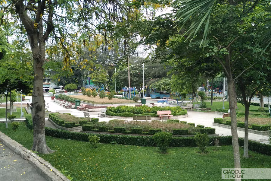 Công viên 30/4 (TP. Biên Hòa, tỉnh Đồng Nai) là địa điểm thường có đông người đến tập thể dục và tham gia các hoạt động thể thao vào buổi sáng, giờ đây hầu như không có ai đến để tập.