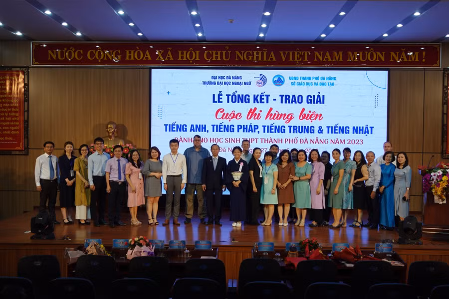 Ban giám khảo cuộc thi có sự tham gia của đại diện các lãnh sự quán, các tổ chức quốc tế, các thầy cô giáo và giảng viên ngoại ngữ có kinh nghiệm của thành phố và Trường ĐH Ngoại ngữ, ĐH Đà Nẵng. Ban giám khảo cuộc thi có sự tham gia của đại diện các lãnh sự quán, các tổ chức quốc tế, các thầy cô giáo và giảng viên ngoại ngữ có kinh nghiệm của thành phố và Trường ĐH Ngoại ngữ, ĐH Đà Nẵng.