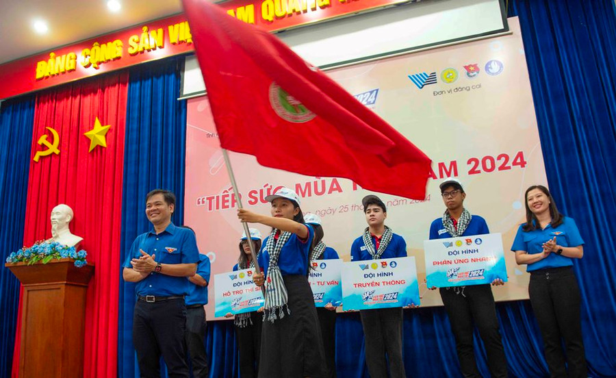 Trao cờ lệnh xuất quân Chương trình “Tiếp sức mùa thi” năm 2024.