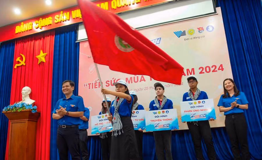 Trao cờ lệnh xuất quân Chương trình “Tiếp sức mùa thi” năm 2024.
