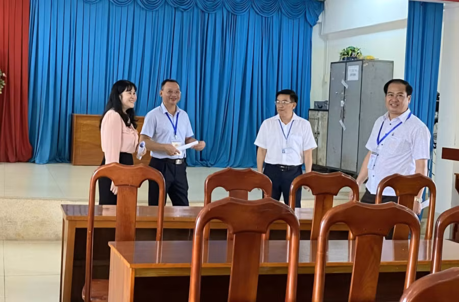 Đoàn kiểm tra công tác chuẩn bị Kỳ thi tốt nghiệp THPT năm 2024 tại Sở GD&amp;ĐT An Giang.