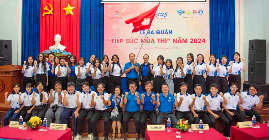 An Giang tổ chức Lễ ra quân Chương trình "Tiếp sức mùa thi" năm 2024.