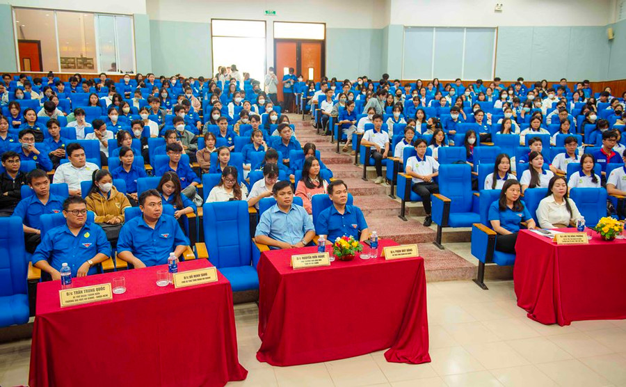 Các tình nguyện viên tham dự Lễ ra quân Chương trình &quot;Tiếp sức mùa thi&quot; năm 2024.