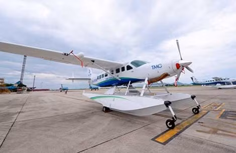 Chiếc thủy phi cơ của hãng hàng không Hải Âu đậu ở sân bay Nội bài. Ảnh: Công ty Hải Âu