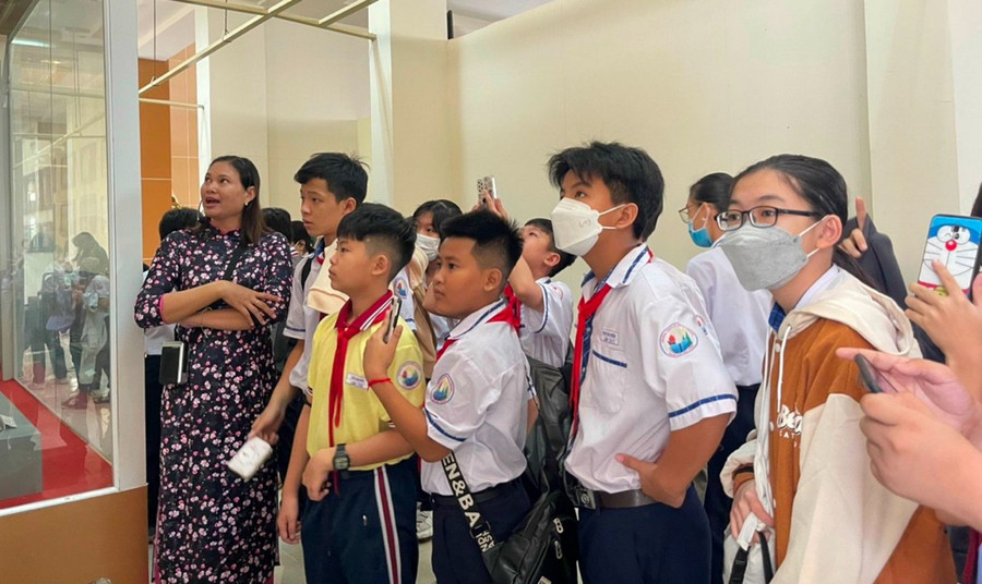 Học sinh Trường THCS Lê Hồng Phong (TP Sóc Trăng) tham quan, trải nghiệm tại bảo tàng.