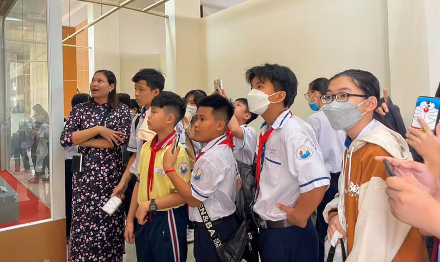Học sinh Trường THCS Lê Hồng Phong (TP Sóc Trăng) tham quan, trải nghiệm tại bảo tàng.