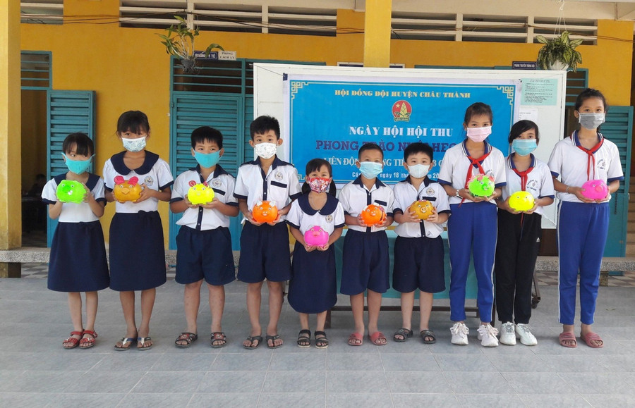 Học sinh tiểu học ở huyện Châu Thành (An Giang) nuôi heo đất giúp bạn dịp Tết. Ảnh: CTV Học sinh tiểu học ở huyện Châu Thành (An Giang) nuôi heo đất giúp bạn dịp Tết. Ảnh: CTV