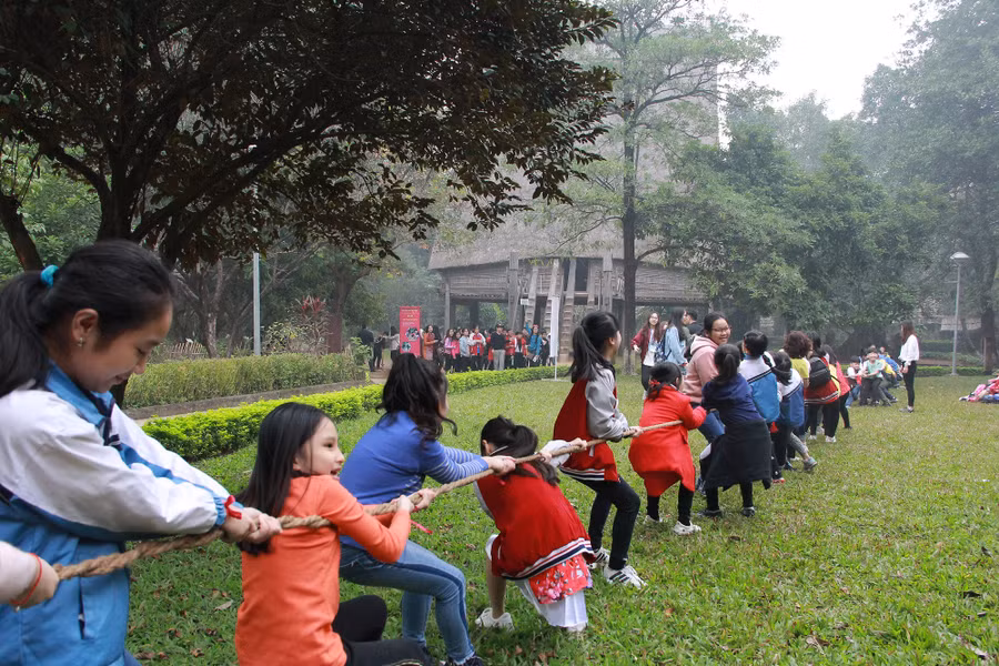 Trẻ em chơi kéo co ở Bảo tàng Dân tộc học dịp Tết Nguyên đán 2022. Ảnh: INT