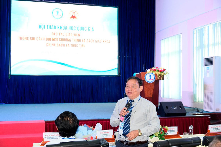 TS Hồ Văn Thống, Hiệu trưởng Trường ĐH Đồng Tháp trao đổi tại hội thảo. TS Hồ Văn Thống, Hiệu trưởng Trường ĐH Đồng Tháp trao đổi tại hội thảo.