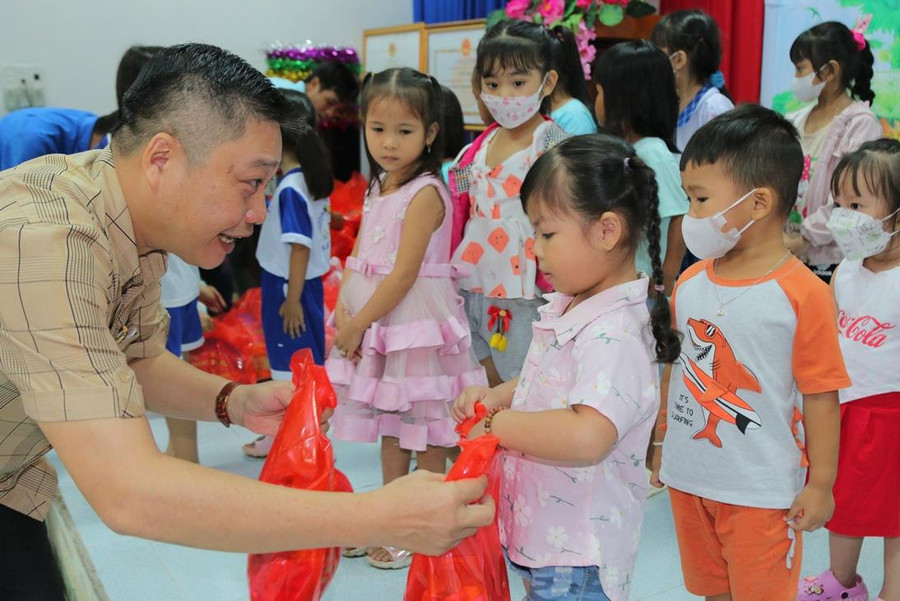 Lãnh đạo Trường ĐH Kiên Giang trao quà trung thu cho các em thiếu nhi. Lãnh đạo Trường ĐH Kiên Giang trao quà trung thu cho các em thiếu nhi.