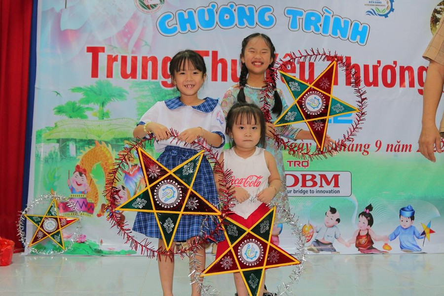 Niềm vui của các em nhỏ khi nhận được quà trung thu. Niềm vui của các em nhỏ khi nhận được quà trung thu.
