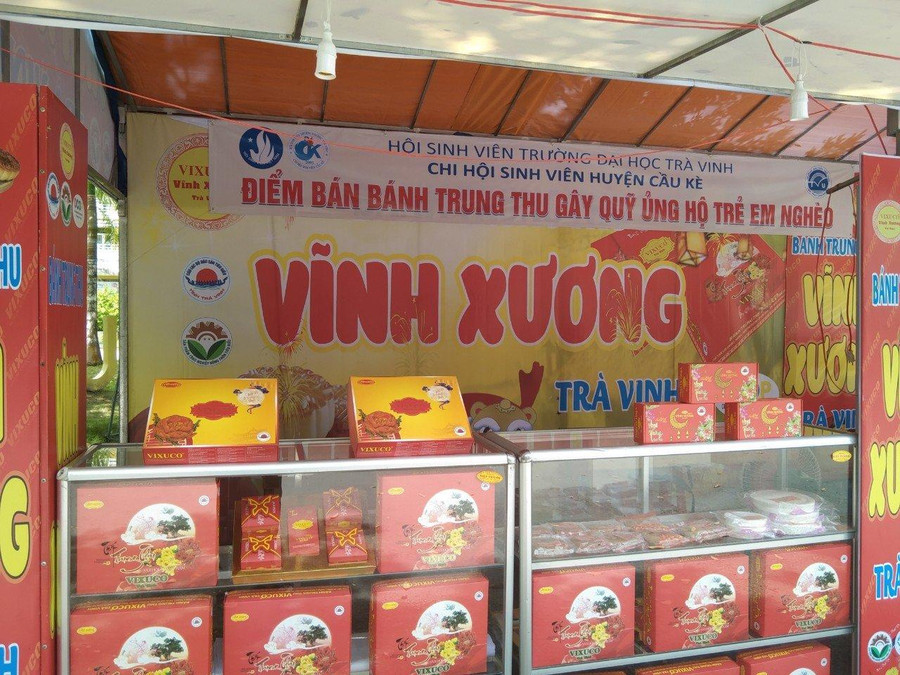 Quầy bánh trung thu của sinh viên Trường ĐH Trà Vinh được tổ chức hằng năm.