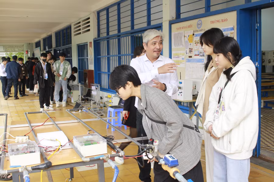 Ngày hội Sáng tạo công nghệ năm 2024 của Trường ĐH Sư phạm Kỹ thuật, ĐH Đà Nẵng thu hút sự tham gia của học sinh các trường phổ thông trên địa bàn Đà Nẵng.