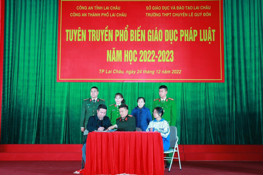 Tuyên truyền pháp luật tại Trường THPT chuyên Lê Quý Đôn. Tuyên truyền pháp luật tại Trường THPT chuyên Lê Quý Đôn.