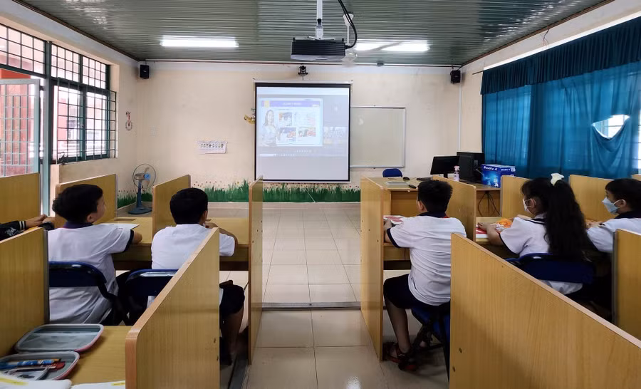 Học sinh Trường Tiểu học Trung Lập Thượng hào hứng với lớp học số.