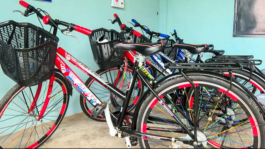 Những chiếc xe đạp mà chị Hải và anh Anh sắm để cho các em đi học. Những chiếc xe đạp mà chị Hải và anh Anh sắm để cho các em đi học.