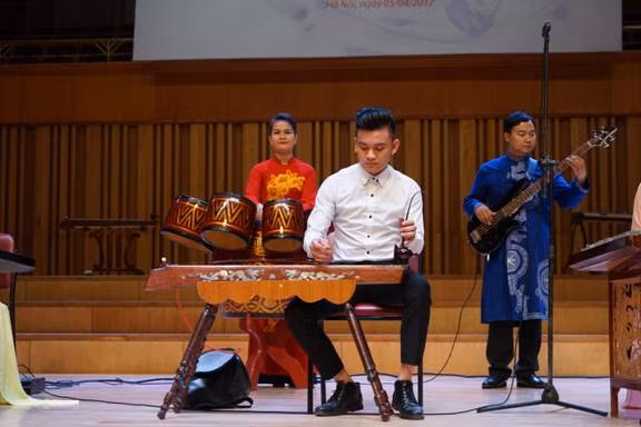 Tiết mục xuất sắc được biểu diễn tại buổi lễ của các tài năng trẻ đạt học bổng