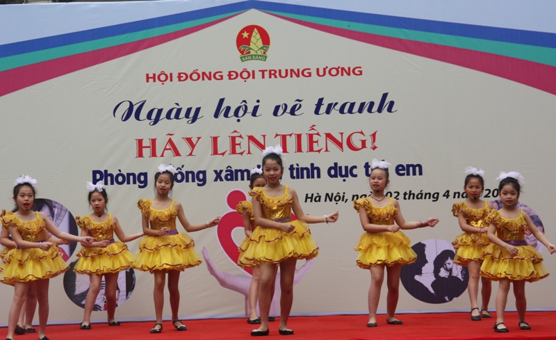 Ngày hội do Hội đồng Đội Trung ương phối hợp với Cung Thiếu nhi Hà Nội và Trung tâm năng khiếu Sắc màu tuổi thơ tổ chức