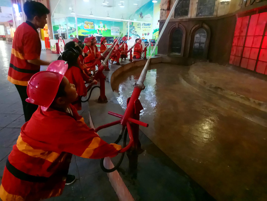 Hoạt động trải nghiệm làm lính cứu hoả của học sinh tiểu học Trường Tiểu học, Trung học cơ sở, Trung học phổ thông Quốc tế Canada hệ Song ngữ (Quận 7, TPHCM). Hoạt động trải nghiệm làm lính cứu hoả của học sinh tiểu học Trường Tiểu học, Trung học cơ sở, Trung học phổ thông Quốc tế Canada hệ Song ngữ (Quận 7, TPHCM).