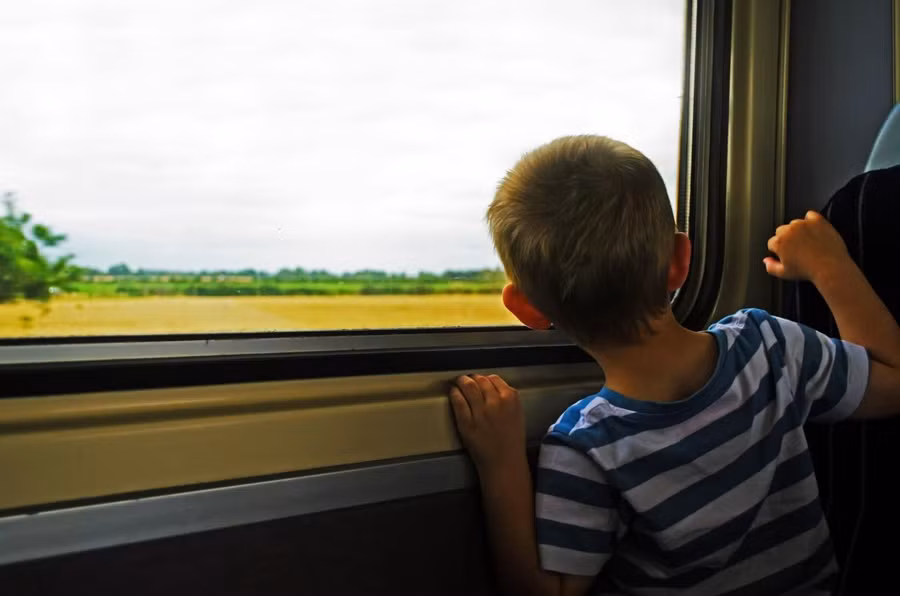 Trẻ có thể phân biệt nhiều địa điểm khi sử dụng phương tiện công cộng. 