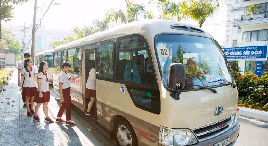 Trẻ cần học kỹ năng bảo đảm an toàn cho bản thân khi tham gia phương tiện công cộng. Ảnh minh hoạ