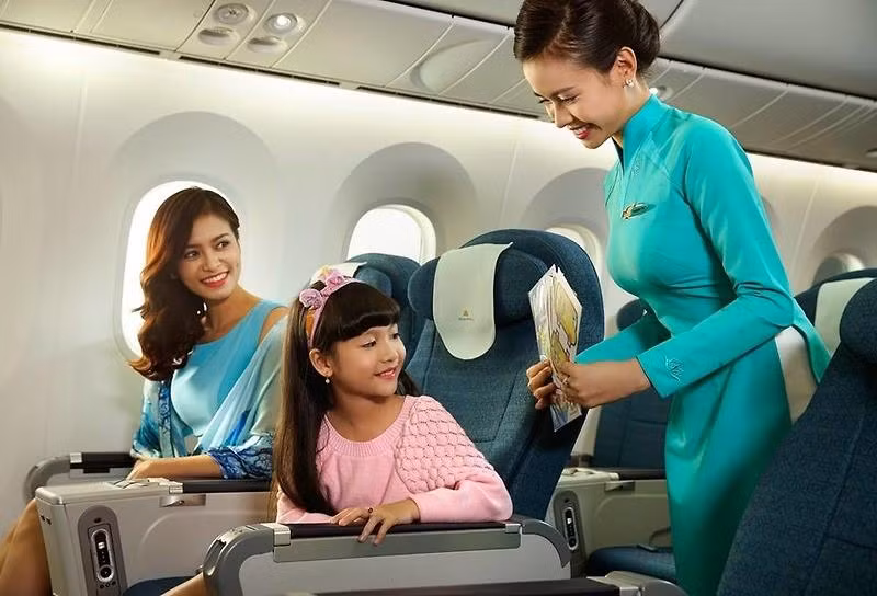 Trẻ cần biết cách ứng xử khi sử dụng phương tiện công cộng. Ảnh minh họa