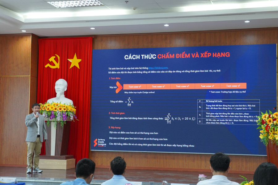 TS Phạm Minh Tuấn, Giảng viên Khoa CNTT Trường ĐH BK - Giám đốc ICPC miền Trung, Trưởng Hội đồng chuyên môn thông tin về thể lệ cuộc thi.