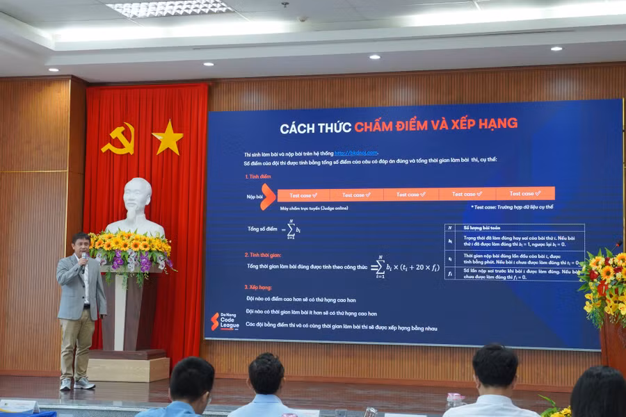 TS Phạm Minh Tuấn, Giảng viên Khoa CNTT Trường ĐH BK - Giám đốc ICPC miền Trung, Trưởng Hội đồng chuyên môn thông tin về thể lệ cuộc thi.