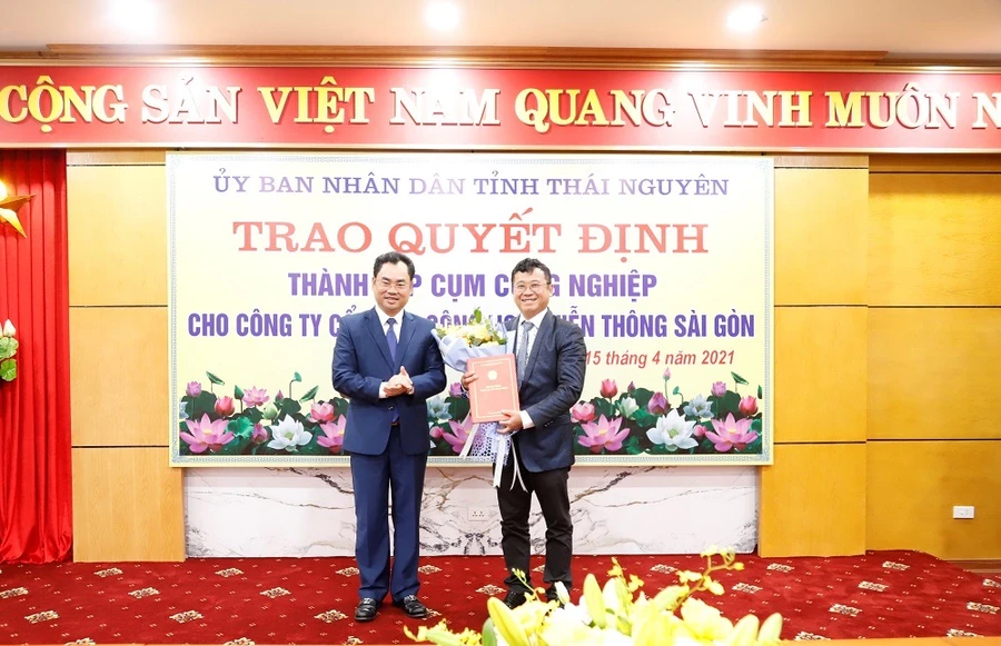 Chủ tịch UBND tỉnh Thái Nguyên, Trịnh Việt Hùng trao quyết định thành lập 3 cụm công nghiệp cho ông Đặng Thành Tâm Chủ tịch HĐQT Công ty CP Công nghệ Viễn thông Sài Gòn (Saigontel).