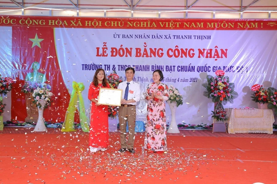 Lãnh đạo địa phương và nhà trường đón nhận Bằng công nhận trường chuẩn Quốc gia mức độ 1.