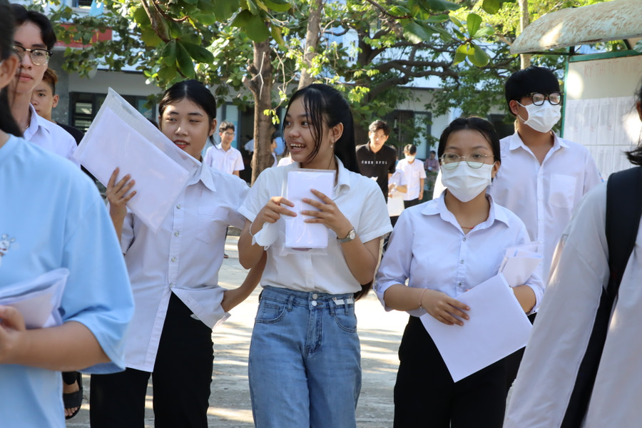 Thí sinh điểm thi Trường THPT Ngũ Hành Sơn hoàn thành bài thi môn Toán. Thí sinh điểm thi Trường THPT Ngũ Hành Sơn hoàn thành bài thi môn Toán.