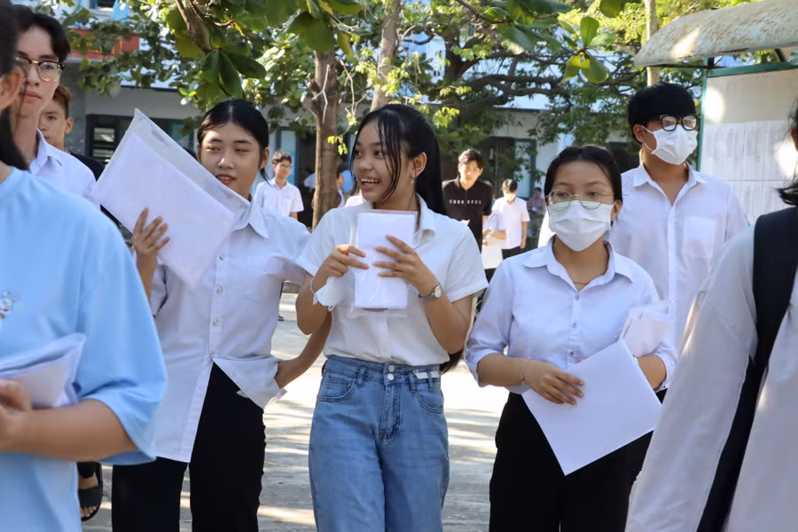 Thí sinh điểm thi Trường THPT Ngũ Hành Sơn hoàn thành bài thi môn Toán.