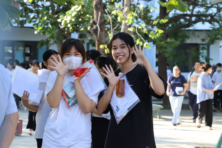 Thí sinh Đà Nẵng tại điểm thi Trường THPT Ngũ Hành Sơn sau buổi thi môn Toán. Thí sinh Đà Nẵng tại điểm thi Trường THPT Ngũ Hành Sơn sau buổi thi môn Toán.