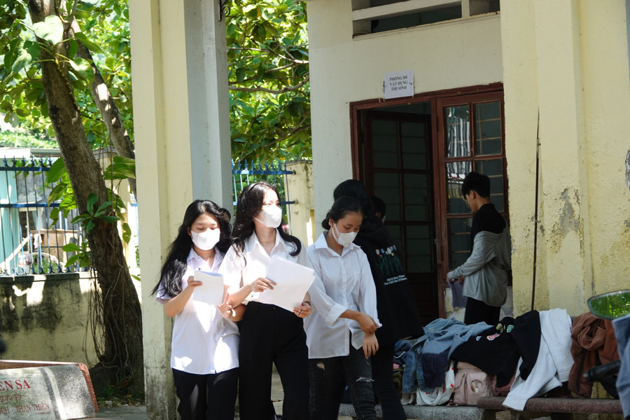 Thí sinh gửi lại túi xách, áo khoác nắng trước khi vào phòng thi. Thí sinh gửi lại túi xách, áo khoác nắng trước khi vào phòng thi.