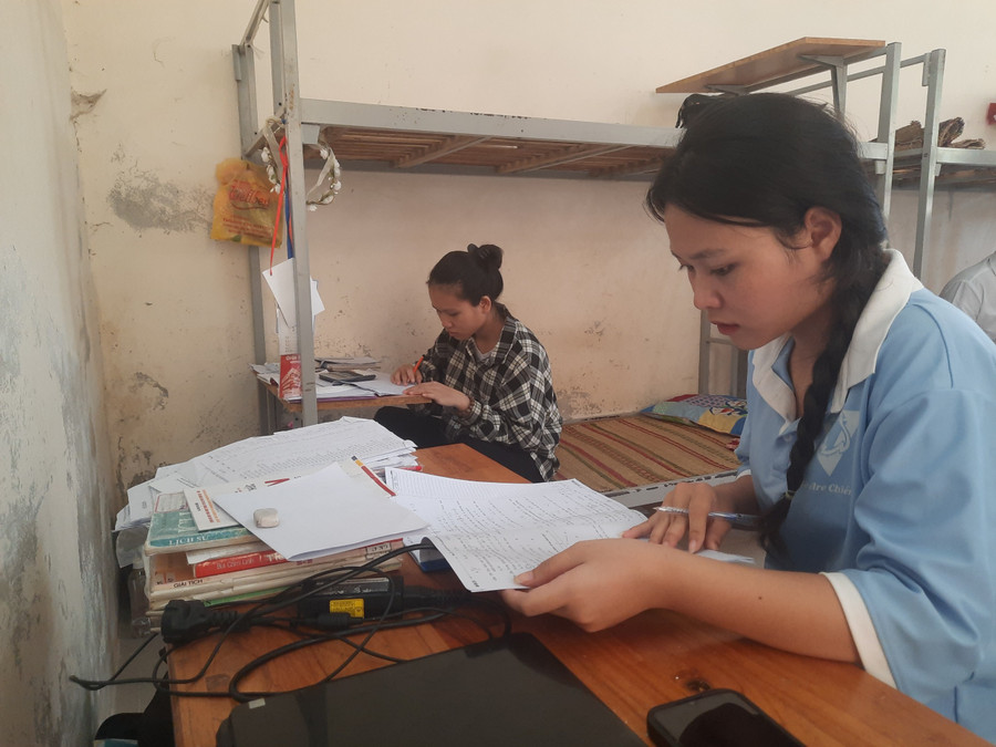 Lê Thị Thùy Đan và bạn cùng phòng tranh thủ ôn lại bài tại ký túc xá trước buổi thi môn Ngữ văn.