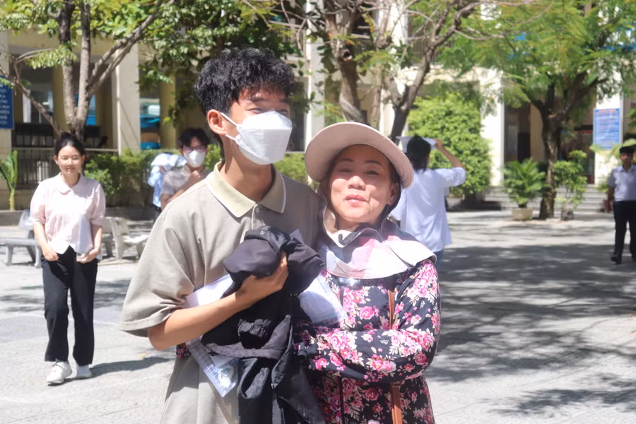 "Về nhà ăn trưa nghỉ ngơi để làm tốt bài thi môn Toán đi con" - một phụ huynh tại điểm thi Trường THPT Trần Phú động viên con sau buổi thi môn Ngữ văn.