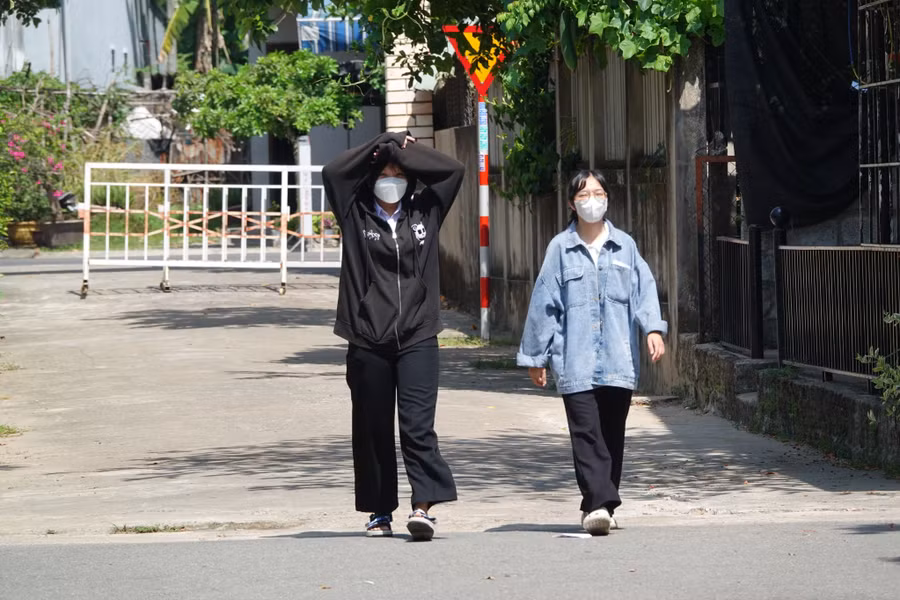 Thí sinh điểm thi Trường THPT Phạm Phú Thứ đội nắng đến điểm thi.