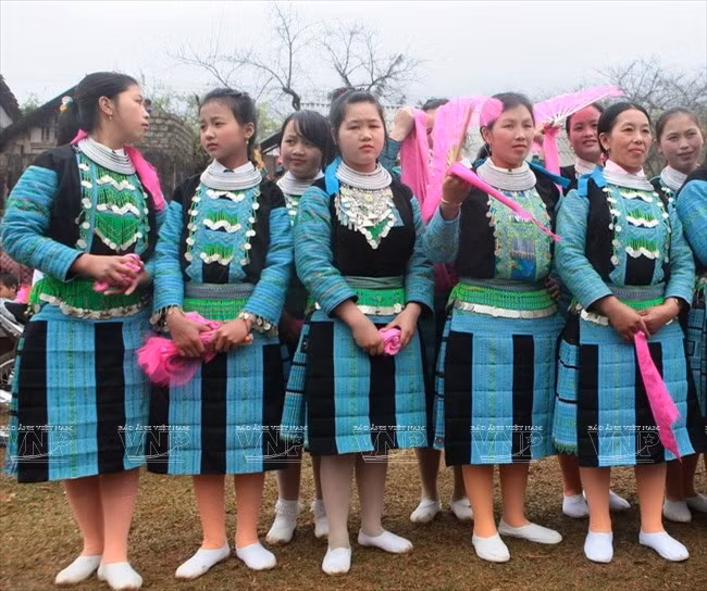 Bí ẩn sức mạnh trong trang sức bạc của phụ nữ Mông xanh