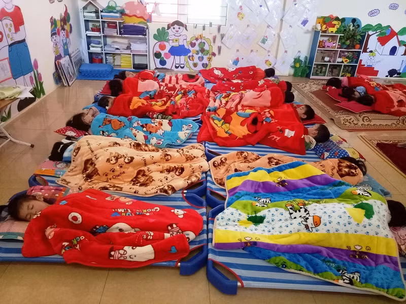 Học sinh Trường Mầm non Tam Thanh (Quan Sơn, Thanh Hóa) được ngủ trưa ấm áp.